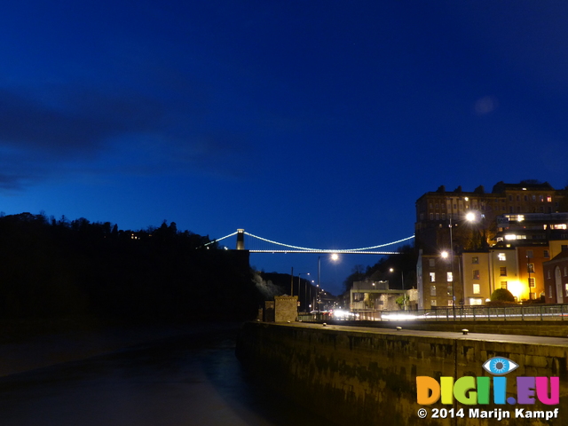 LZ00377 Clifton suspension bridge at dusk